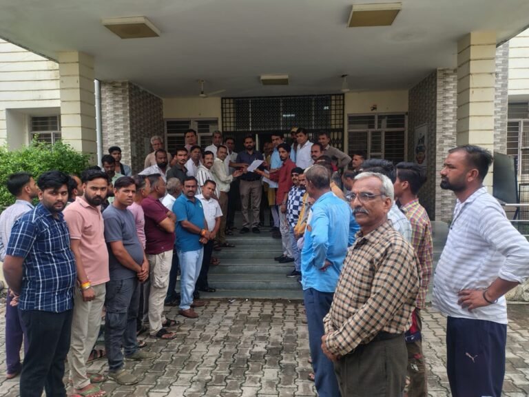किसानों व कांग्रेस कार्यकर्ताओं ने सावनभादौ डैम के गेट का निर्माण जल्द करने की मांग, ज्ञापन सौंपा व आंदोलन की चेतावनी