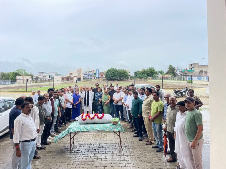 सांगोद स्टेडियम में दुर्दशा बिगाड़ने पर शोक सभा का आयोजन,पूर्व विधायक सिंह ने करवाया मुंडन