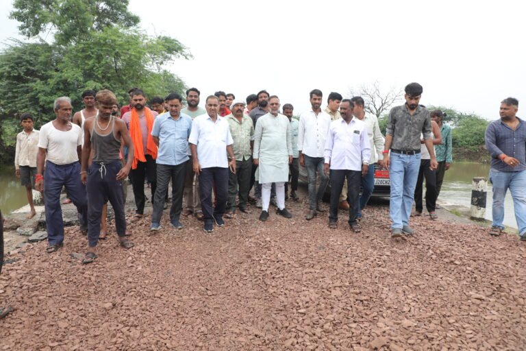 कनवास क्षेत्र व कस्बे में जलभराव स्थलों का ऊर्जा मंत्री नागर ने किया दौरा, मुआवज देने के दिए निर्देश