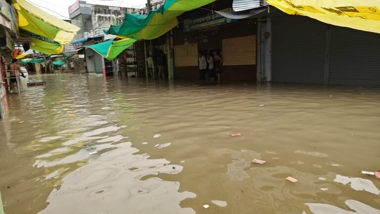 कनवास के सुभाष सर्किल पर पानी भरने से मुख्य बाजार में जलमग्न,दुकानों के अंदर पानी