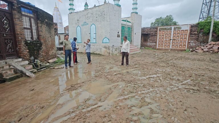वार्ड 7 में पानी भराव की समस्या, राहगीर कीचड़ से निकलने को मजबुर