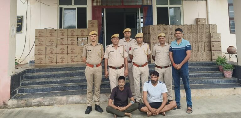 चावल के भूसे की बोरियों के आढ में छिपाकर ले जा रहे 382अवैध शराब की पेटियों के साथ दो तस्कर गिरफ्तार
