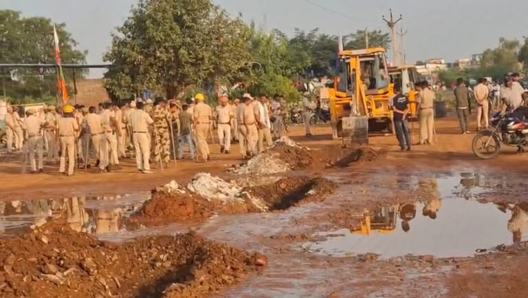 दरा-मोरुकलां में वन विभाग का अतिक्रमणों पर चला पीला पंजा,ग्रामीणों में रोष